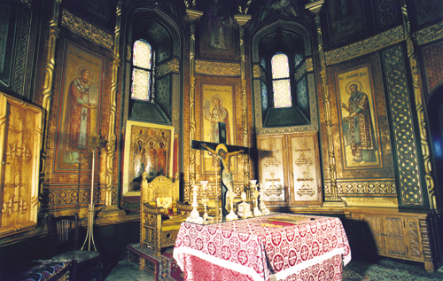 Sanctuaire, face à la sainte table.
