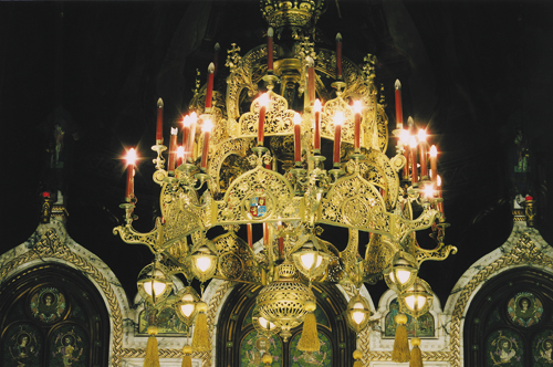 Candelabrul din naos, de remarcat ouale de strut.